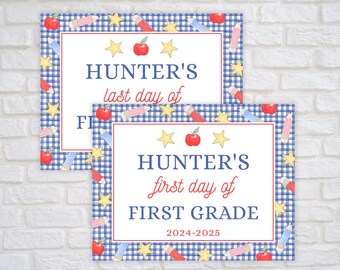 Puede incluir: Dos carteles imprimibles con un patrón de cuadros azules y blancos, manzanas rojas, estrellas amarillas y lápices. El cartel superior dice "HUNTER'S last day of" y el cartel inferior dice "HUNTER'S first day of FIRST GRADE 2024-2025".