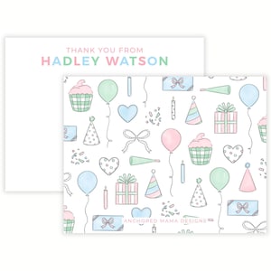 Puede incluir: Dos tarjetas de papeler&iacute;a blancas. Una tarjeta tiene el texto "THANK YOU FROM HADLEY WATSON" en colores pastel. La otra tarjeta tiene un patr&oacute;n de cupcakes, globos, gorros de fiesta, regalos y lazos en colores pastel sobre un fondo blanco.