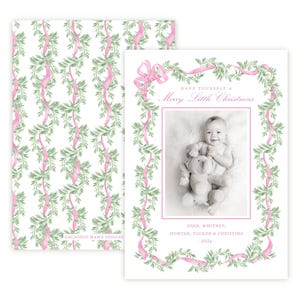 Puede incluir: Una tarjeta navide&ntilde;a rectangular con un borde de acuarela de guirnaldas de pino verdes y cintas rosas. El centro muestra una fotograf&iacute;a en blanco y negro de un beb&eacute; sosteniendo un peluche, con el texto "HAVE YOURSELF A Merry Little Christmas" y los nombres "JOHN, WHITNEY, HUNTER, TUCKER & CHRISTINA - 2024".