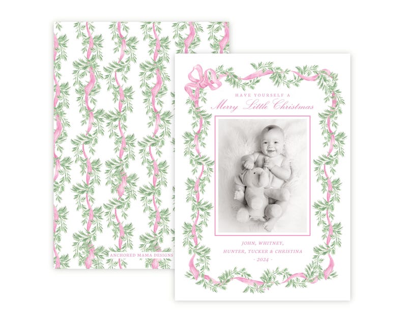 Puede incluir: Una tarjeta navide&ntilde;a rectangular con un borde de acuarela de guirnaldas de pino verdes y cintas rosas. El centro muestra una fotograf&iacute;a en blanco y negro de un beb&eacute; sosteniendo un peluche, con el texto "HAVE YOURSELF A Merry Little Christmas" y los nombres "JOHN, WHITNEY, HUNTER, TUCKER & CHRISTINA - 2024".