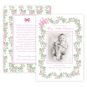 Puede incluir: Una tarjeta de felicitaci&oacute;n navide&ntilde;a con una fotograf&iacute;a en blanco y negro de un beb&eacute; sosteniendo un peluche. La tarjeta est&aacute; decorada con una guirnalda de pino verde y cintas rosas. El texto incluye "Have yourself a Merry Little Christmas" y nombres.