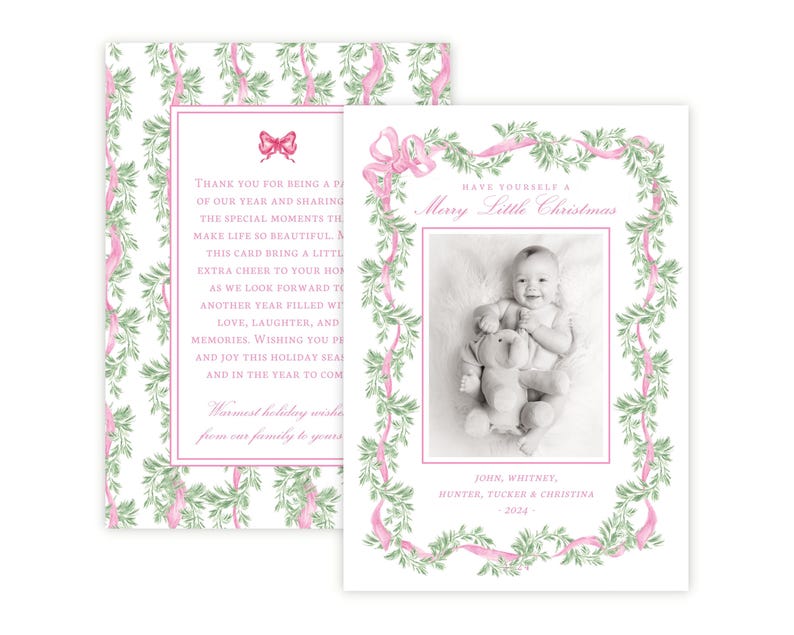 Puede incluir: Una tarjeta de felicitaci&oacute;n navide&ntilde;a con una fotograf&iacute;a en blanco y negro de un beb&eacute; sosteniendo un peluche. La tarjeta est&aacute; decorada con una guirnalda de pino verde y cintas rosas. El texto incluye "Have yourself a Merry Little Christmas" y nombres.