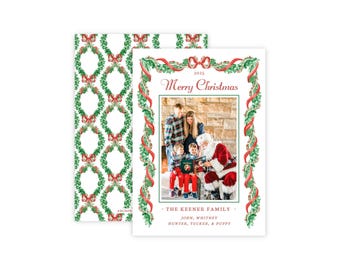 Könnte beinhalten: Eine rechteckige Weihnachtskarte mit weißem Hintergrund und einem grün-roten Girlandenrand. Die Karte zeigt ein Foto einer Familie mit dem Weihnachtsmann, den Text 2025 Merry Christmas sowie die Namen The Keener Family, John, Whitney, Hunter, Tucker, & Puppy.