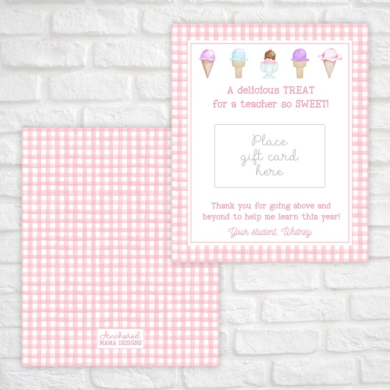 Puede incluir: Porta tarjetas de regalo de cuadros rosa y blanco con una ilustraci&oacute;n de acuarela de conos de helado. El texto dice "Un delicioso TRATO para un maestro tan DULCE!" y "Colocar tarjeta de regalo aqu&iacute;". El texto tambi&eacute;n dice "&iexcl;Gracias por ir m&aacute;s all&aacute; para ayudarme a aprender este a&ntilde;o! Tu estudiante, Whitney".