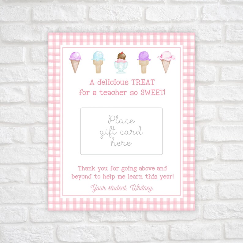 Puede incluir: Una tarjeta de cuadros rosa y blanca con un porta tarjetas de regalo y el texto "A delicious TREAT for a teacher so SWEET! Place gift card here Thank you for going above and beyond to help me learn this year! Your student, Whitney"