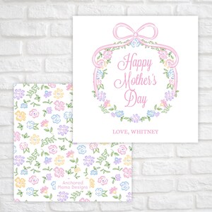 Op de afbeelding: Een roze en witte kaart met een bloemenkrans en een roze strik. De tekst luidt "Happy Mother's Day" en "Lieve groet, Whitney".