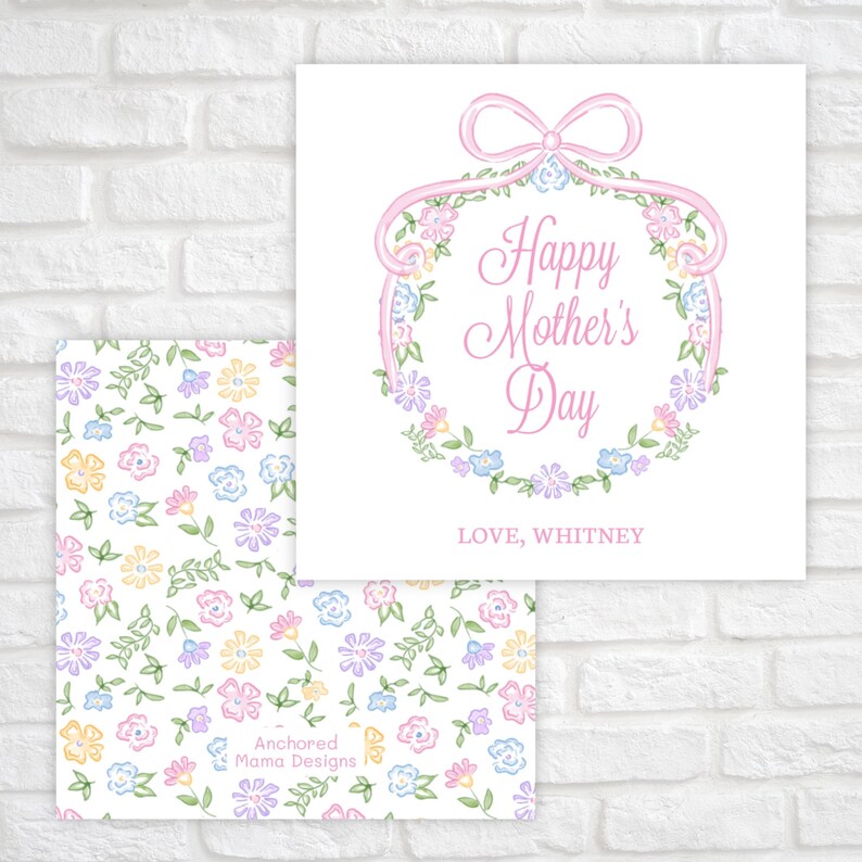 Op de afbeelding: Een roze en witte kaart met een bloemenkrans en een roze strik. De tekst luidt "Happy Mother's Day" en "Lieve groet, Whitney".