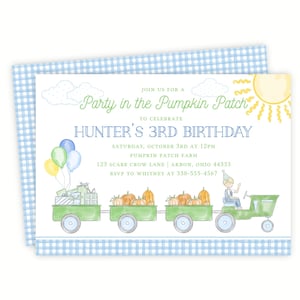 Może przedstawiać: Prostokątne zaproszenie urodzinowe z niebieską obwódką w kratkę. Tekst brzmi: Join us for a Party in the Pumpkin Patch to celebrate Hunter's 3rd Birthday, Saturday, October 3rd at 12pm, Pumpkin Patch Farm, 123 Scare Crow Lane, Akron, Ohio 44333, RSVP to Whitney at 330-555-4567. Zawiera akwarelową ilustrację zielonego traktora ciągnącego dwa wozy wypełnione dyniami i prezentami, a także słońce i chmury.