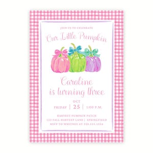 Puede incluir: Una tarjeta de invitación rectangular con un borde de cuadros vichy rosa y blanco. El centro presenta tres calabazas en acuarela de color rosa, verde y morado con lazos, y el texto: Join us to celebrate Our Little Pumpkin Caroline is turning three.