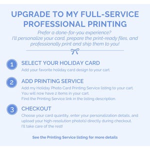 Puede incluir: Un gr&aacute;fico informativo azul claro titulado UPGRADE TO MY FULL-SERVICE PROFESSIONAL PRINTING. Describe tres pasos: 1. SELECT YOUR HOLIDAY CARD, 2. ADD PRINTING SERVICE y 3. CHECKOUT, con instrucciones para personalizar e imprimir tarjetas.