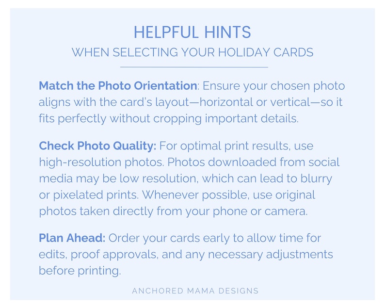 Puede incluir: Un gr&aacute;fico informativo titulado HELPFUL HINTS WHEN SELECTING YOUR HOLIDAY CARDS. Proporciona tres consejos: Match the Photo Orientation, Check Photo Quality y Plan Ahead. El texto es azul oscuro sobre un fondo azul claro de ANCHORED MAMA DESIGNS.