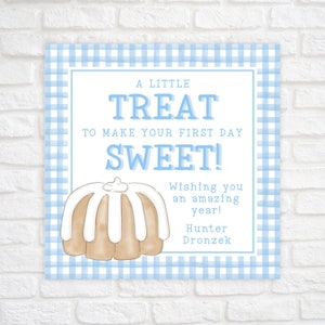 Label Happy First Day of School, bundt-taart terug naar school cadeaulabel afdrukbaar, een kleine traktatie om te maken eerste dag lief label, label voor leraren