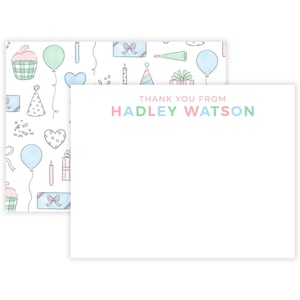 Puede incluir: Un juego de dos tarjetas blancas con tem&aacute;tica de cumplea&ntilde;os. Una tarjeta presenta un patr&oacute;n de cupcakes, globos y regalos en colores pastel. La otra tarjeta tiene el texto "THANK YOU FROM HADLEY WATSON" en colores pastel.
