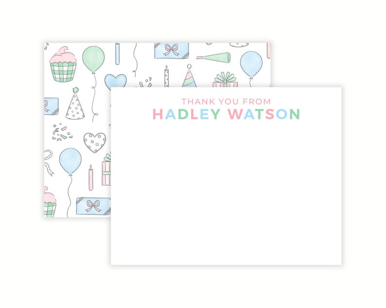 Puede incluir: Un juego de dos tarjetas blancas con tem&aacute;tica de cumplea&ntilde;os. Una tarjeta presenta un patr&oacute;n de cupcakes, globos y regalos en colores pastel. La otra tarjeta tiene el texto "THANK YOU FROM HADLEY WATSON" en colores pastel.
