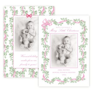 Puede incluir: Dos tarjetas navide&ntilde;as rectangulares con una fotograf&iacute;a en blanco y negro de un beb&eacute; sosteniendo un peluche. Las tarjetas est&aacute;n decoradas con un borde de acuarela de ramas de pino verdes y cintas rosas, con texto que incluye Merry Little Christmas.