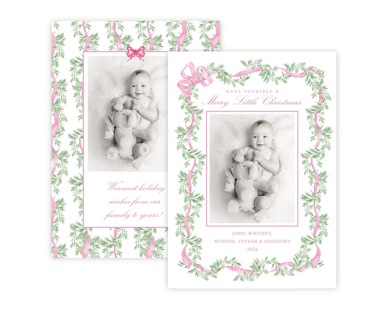 Puede incluir: Dos tarjetas navide&ntilde;as rectangulares con una fotograf&iacute;a en blanco y negro de un beb&eacute; sosteniendo un peluche. Las tarjetas est&aacute;n decoradas con un borde de acuarela de ramas de pino verdes y cintas rosas, con texto que incluye Merry Little Christmas.