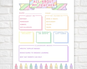 Op de afbeelding: Een printbaar vragenformulier getiteld ALL ABOUT MY TEACHER met pastelkleurige banners en randen. Het formulier bevat secties voor naam, verjaardag, hobby's, favoriete snacks en klasbehoeften, versierd met een rij kleurrijke kleurpotloodillustraties.