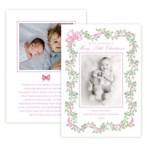 Puede incluir: Una tarjeta de felicitaci&oacute;n navide&ntilde;a con un borde de guirnalda verde y cinta rosa en acuarela. La tarjeta incluye una foto en blanco y negro de un beb&eacute; con un peluche, junto al texto "HAVE YOURSELF A Merry Little Christmas" y varios nombres.