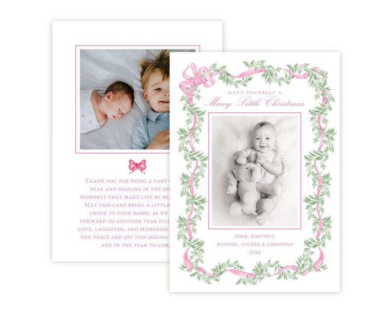 Puede incluir: Una tarjeta de felicitaci&oacute;n navide&ntilde;a con un borde de guirnalda verde y cinta rosa en acuarela. La tarjeta incluye una foto en blanco y negro de un beb&eacute; con un peluche, junto al texto "HAVE YOURSELF A Merry Little Christmas" y varios nombres.