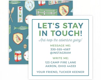 Puede incluir: Una tarjeta blanca con el texto "LET'S STAY IN TOUCH!" en verde y azul, con información de contacto. El fondo presenta un patrón verde azulado con ilustraciones temáticas de campamento.
