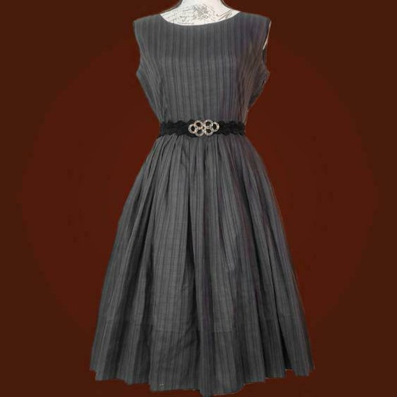 Vintage 1950s fit and flare sleeveless dress!