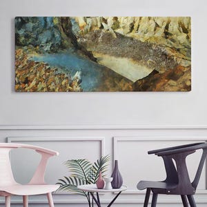 Op de afbeelding: Abstract schilderij met een kleurenschema in blauw, bruin en geel. Het schilderij toont een landschap met een rivier die door een rotsachtige kloof stroomt.