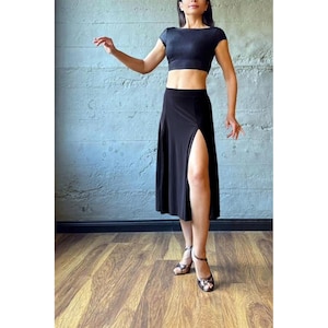 Rock und Top Tango: Modernes Tanzkleid mit offenem Ausschnitt & Rock mit Schlitz