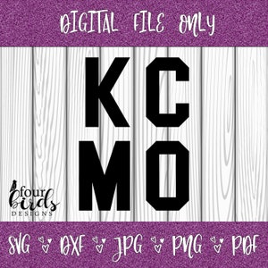Può includere: Progettazione grafica in bianco e nero delle lettere "KC MO" in uno stile di carattere grassetto e a blocchi. Le lettere sono posizionate su uno sfondo di legno bianco.