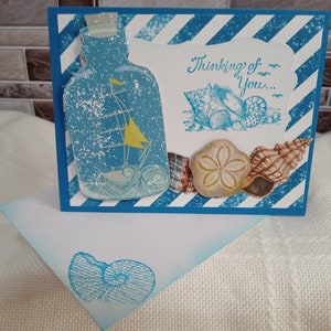 Tarjeta con pensamientos náuticos, tarjeta con conchas marinas, tarjeta de felicitación estampada a mano, tarjeta de playa, regalo para ella, regalo para él, barco en una botella