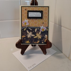 Adorable carte de voeux « Je pense à vous » sur le thème des abeilles, estampée à la main à la main, carte bien pensée, carte Juste parce que, cadeau pour elle, cadeau pour un ami