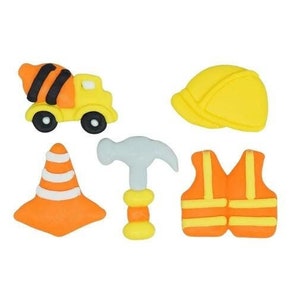 Può includere: Un set di sei topper di pasta di zucchero a tema edile, tra cui un camion betoniera, un casco, un cono di segnalazione, un martello e un giubbotto di sicurezza. I topper sono gialli, arancioni e neri.
