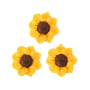 Puede incluir: Tres decoraciones de azúcar en forma de girasol amarillas con centros marrones.
