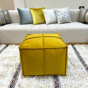 Puede incluir: Un juego de tres tazas de cerámica con acabado mate moteado. Las tazas son de color crema, marrón claro y marrón oscuro. Cada taza tiene un diseño simple y minimalista.