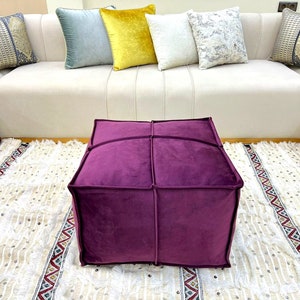 Puede incluir: Un letrero de madera hecho a mano con el texto "Welcome to our home" en un estilo manuscrito. El letrero está pintado de blanco con letras negras y un acabado envejecido, perfecto para la decoración del hogar.