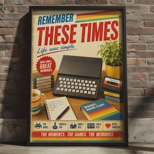 Puede incluir: Un póster enmarcado titulado REMEMBER THESE TIMES que presenta una computadora doméstica antigua, una pila de cintas de casete, un cuaderno con un bolígrafo, una taza con rayas de arcoíris y una planta en maceta. Incluye gráficos y texto retro.