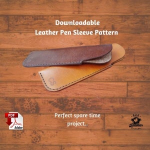 Może przedstawiać: Wzór do pobrania w formacie PDF na skórzaną etui na długopis. Wzór jest pokazany na drewnianym tle z tekstem "Downloadable Leather Pen Sleeve Pattern" i "Perfect spare time project..." Wzór jest na prostą, brązową skórzaną etui na długopis.