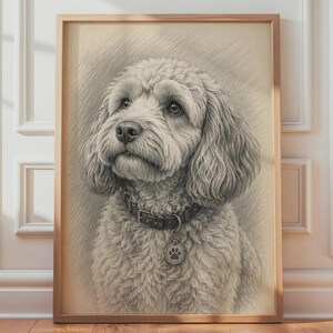 Puede incluir: Un dibujo a lápiz estilo carboncillo enmarcado de un perro de pelo rizado con orejas caídas. El perro lleva un collar oscuro con una placa redonda que muestra una huella de pata. El retrato está realizado en tonos grises y beige sobre papel.