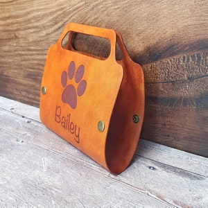 Dog poop Waste Bag Carrier, Handcrafted Leather Dog Waste Bag Folding Bag, Personalised Dog Walkers Used Poop Bag Folding Carry Holder imagen 2