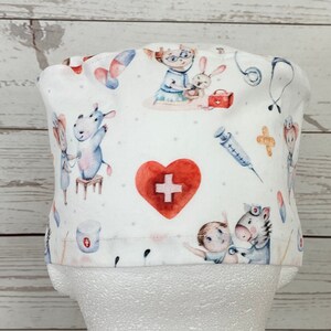 Gorro médico con lazo ilustrado para niños en acuarela