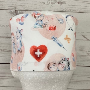 Gorro médico de enfermería ilustrado para niños en acuarela