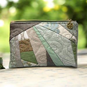 以下が含まれることがあります： 黒い持ち手と「But First, Coffee」の文字が黒い手書き風フォントで書かれた白いセラミックマグ。マグカップは白い表面に置かれています。