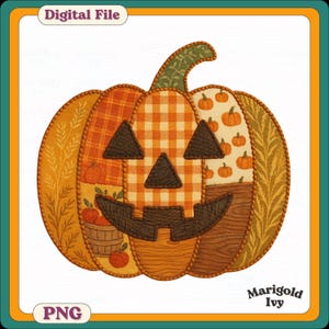 Könnte beinhalten: Ein Patchwork-Kürbis-Design mit einem lächelnden Gesicht, das verschiedene Muster wie Karos, Kürbisse und Weizen aufweist. Der Kürbis hat einen grünen Stiel und ist von einem braunen, genähten Rand umgeben. Die Wörter "Digital File" und "PNG" befinden sich in den Ecken, und "Marigold Ivy" unten.