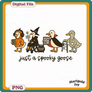 Op de afbeelding: Een digitaal bestand met een Halloween-illustratie van ganzen in kostuums. Eén gans draagt een pompoenoutfit, een andere een heksenkostuum, een derde een vampiercape en de laatste is verbonden. De tekst luidt "just a spooky goose."