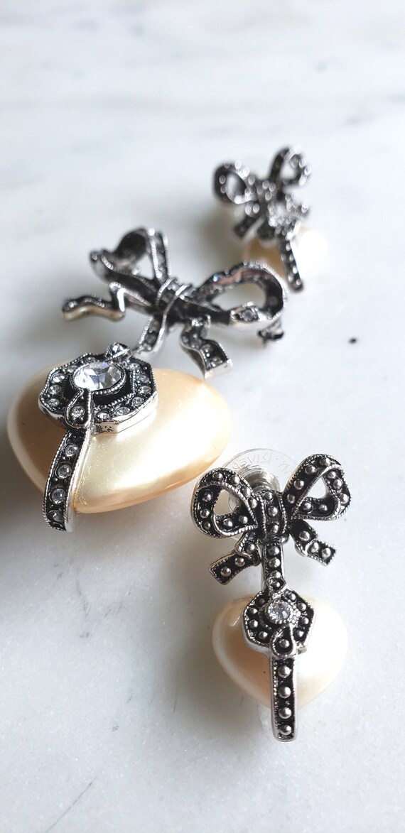 Designer Joan Rivers Pearl Heart and bow brooch/ne