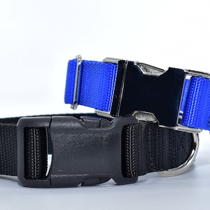 Puede incluir: Dos collares para perros, uno azul y otro negro, ambos con anillas en D y hebillas de metal. El collar azul tiene una hebilla plateada y el collar negro tiene una hebilla negra.  Blue & Black 1 inch.
