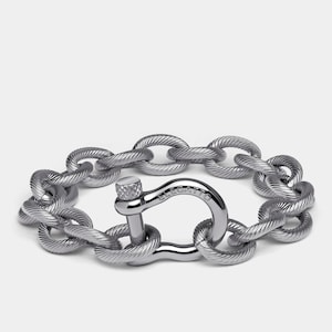 May include: A silver bracelet with a rope chain design and a toggle clasp. The clasp is engraved with the word "ELLEGATTO".