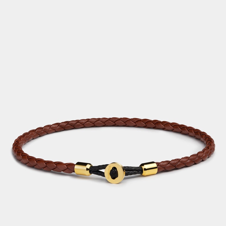 Flätat läderarmband - Brunt fullnarvat, guldfärgat spänne - Minimalistisk herrstil bild 2