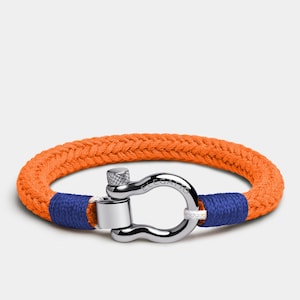 Op de afbeelding: Oranje en blauw gevlochten touw armband met een zilveren sluiting. De sluiting heeft het woord "ELEGANT" gegraveerd.