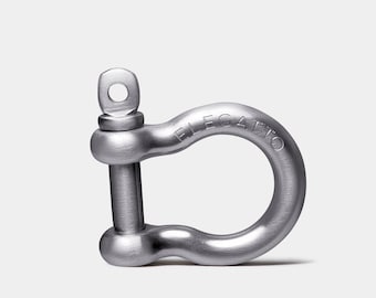 Könnte beinhalten: Ein silberner D-Ring-Schäkel aus Metall mit einem Schraubstift und der Gravur "FLEGATTIO" an der Seite.