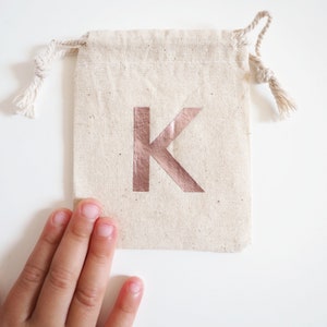 Bolsos de favor personalizados con carta inicial fuente 8x10cm - bolsa de cordón de algodón - bolso de regalo con nombre personalizado - bodas, duchas de bebé, fiestas